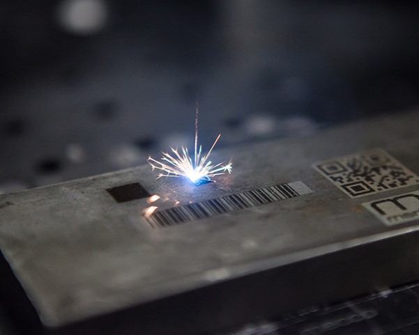 The spray gun is blasting the part