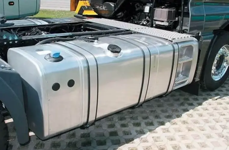 5052 aluminum fuel tanks mounted on a commercial truck chassis with a polished finish and safety straps