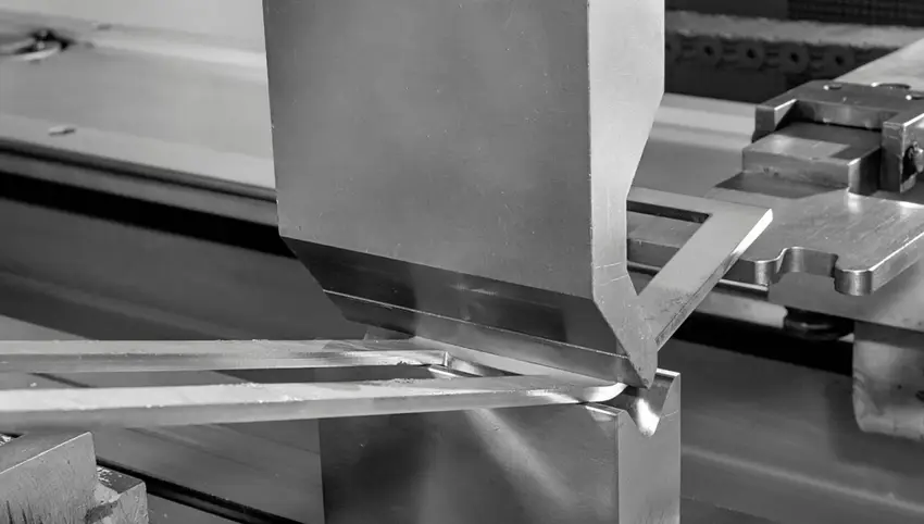 Sheet metal bending process on a press brake machine