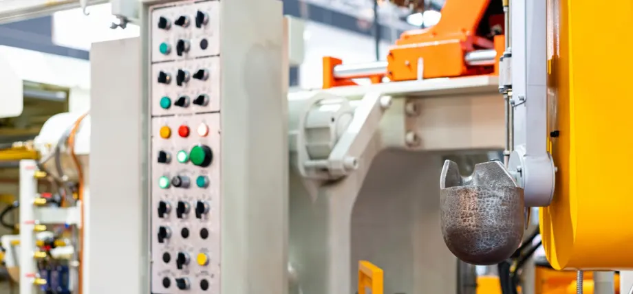 Casting machine with ladle for scoop